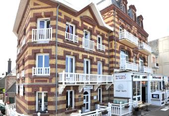 Hotel Le Rayon Vert has rooms with a private hot tub