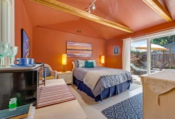 English Garden Studio Suite has Balcony rooms