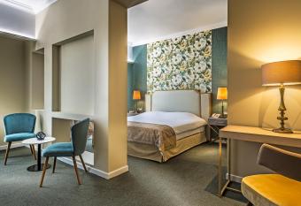 Airotel Stratos Vassilikos Hotel has rooms with a private hot tub