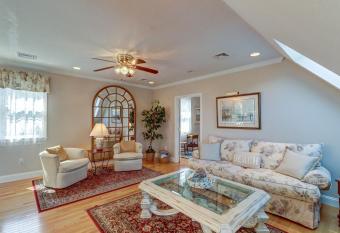 Couple's Paradise by the Sea has Balcony rooms