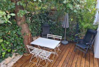 Les ch  nes verts allows 18 year olds to book a room