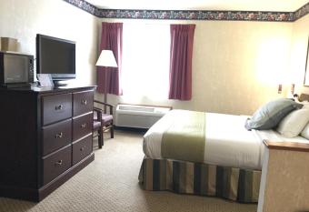 Americas Best Value Inn and Suites Saint Charles has rooms with a private hot tub