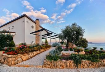 Villa Treglia b&b allows 18 year olds to book a room