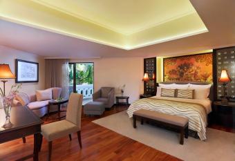 Anantara Riverside Bangkok Resort has rooms with a private hot tub