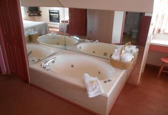 West Ridge Bed & Breakfast has Balcony rooms