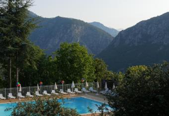 ULVF Le Domaine de l Olivaie allows 18 year olds to book a room