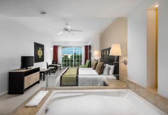 Hotel Marina El Cid Spa & Beach Resort - All Inclusive has rooms with a private hot tub