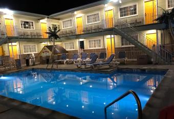 Sunrise Inn has Balcony rooms