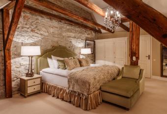 Schl  ssle Hotel - The Leading Hotels of the World has rooms with a private hot tub