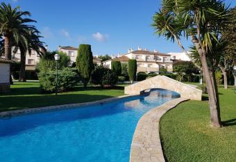 JAVEA - La Isla allows 18 year olds to book a room