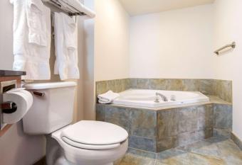 Comfort Inn & Suites Shawinigan has rooms with a private hot tub