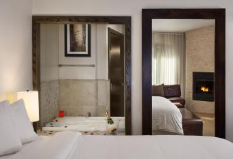 El Colibri Hotel & Spa has rooms with a private hot tub