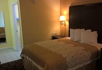 Days Inn & Suites by Wyndham Port Richey has rooms with a private hot tub