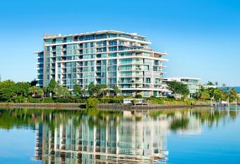 ULTIQA Freshwater Point Resort has rooms with a private hot tub