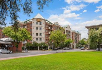 Spacious 4 BR and 2 Bathrooms City Apartment has Balcony rooms