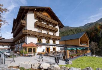 Gasthof zur Post has Balcony rooms