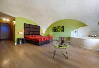 Palazzo Ferraioli - Hotel & Wellness has Balcony rooms