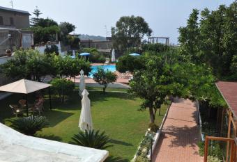 Hotel Savoia has Balcony rooms