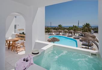 Casa Vitae Suites has rooms with a private hot tub