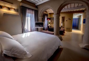 Uve Rooms & Wine Bar has Balcony rooms