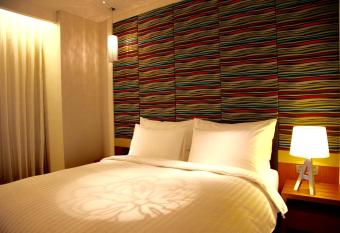 FleurLis Hotel allows 18 year olds to book a room