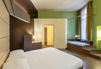 Residenza Manin Apartments has rooms with a private hot tub