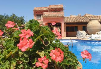 Masia La Candelera has Balcony rooms