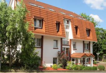 Arador-City Hotel allows 18 year olds to book a room