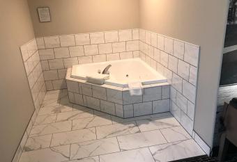 Clarion Pointe Indianapolis Airport has rooms with a private hot tub