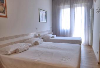 La Camera Bologna-Stazione Affittaly Rooms has Balcony rooms