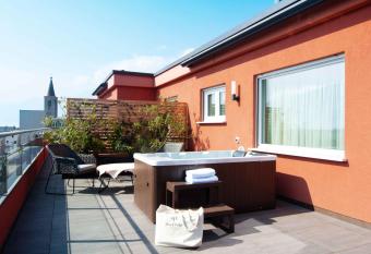 Hotel Polo allows 18 year olds to book a room