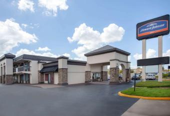 Howard Johnson by Wyndham Airport Florida Mall has Smoking rooms
