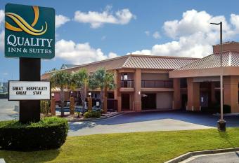 Quality Inn and Suites near Robins Air Force Base has Smoking rooms
