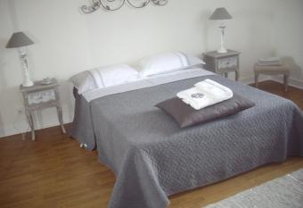 La maison Maria Rosa allows 18 year olds to book a room