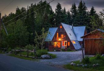 Au Sommet du Fjord has rooms with a private hot tub