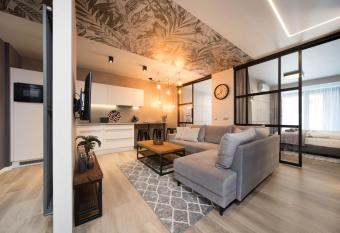 Jacuzzi Apartments has rooms with a private hot tub