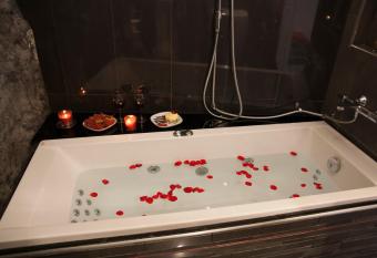 Komorowski Luxury Guest Rooms has rooms with a private hot tub