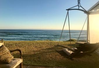 The Beach House - Glentana has Balcony rooms