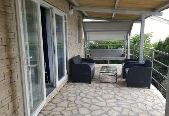 Holiday Home Smokvica has Smoking rooms