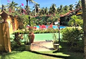 Su  tes Bouganville allows 18 year olds to book a room