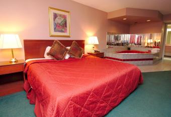 Niagara Lodge & Suites has rooms with a private hot tub