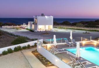 Aegean Horizon Beachfront Villas has Balcony rooms