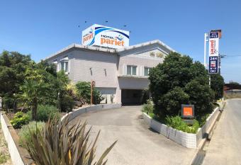          c COAST HIKE HOTEL allows 18 year olds to book a room