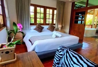 Alpha Gay Resort & Spa - Men Only allows 18 year olds to book a room