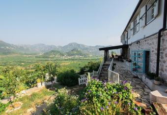 Dembelija Rooms has Balcony rooms