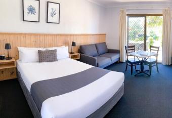 Costa Rica Motel allows 18 year olds to book a room