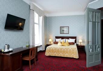 Hestia Hotel Barons Old Town has rooms with a private hot tub