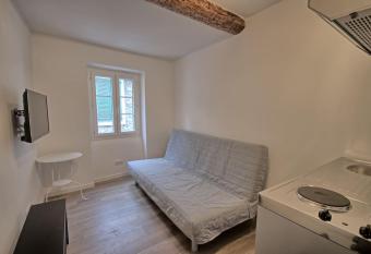 201-Studio refait a neuf allows 18 year olds to book a room