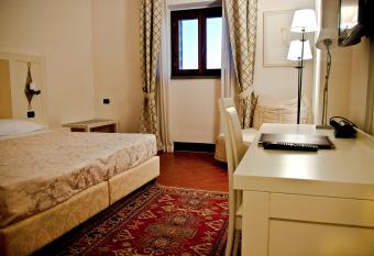 Hotel San Miniato has rooms with a private hot tub