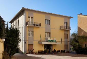 Parking Hotel Giardino allows 18 year olds to book a room